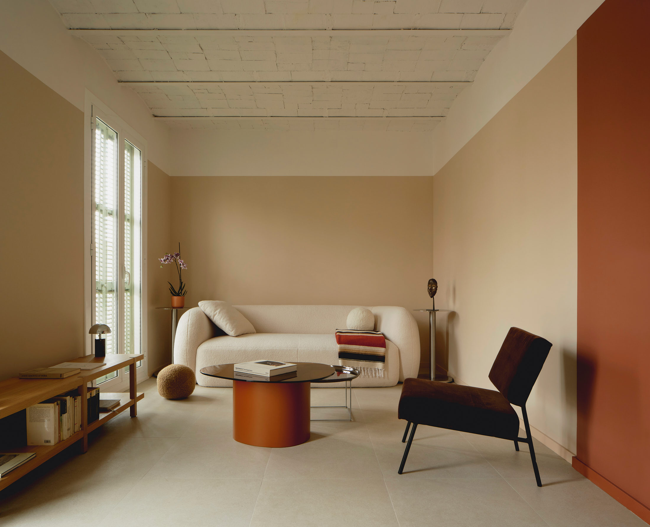 Viladomat Apartment in Barcelona by Colombo Architecture - open living room with boucle sofa and terracotta coffee table