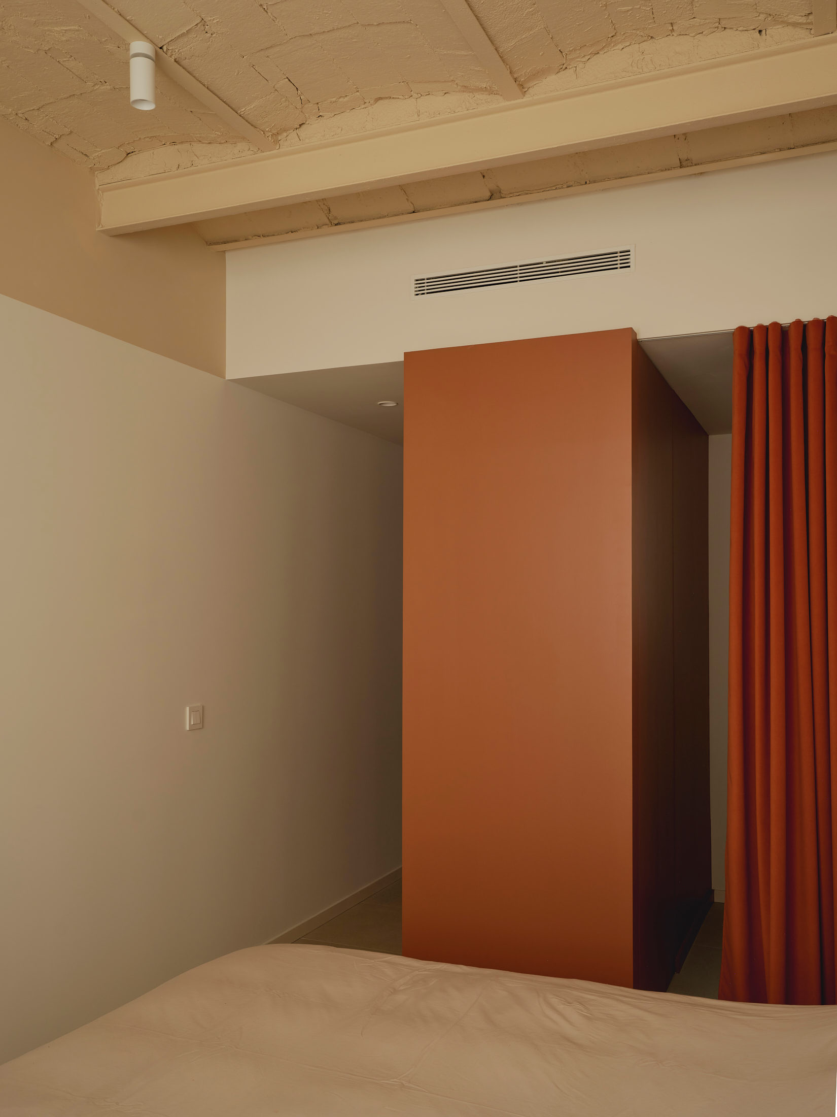 Viladomat Apartment in Barcelona by Colombo Architecture - bedroom with the central red block