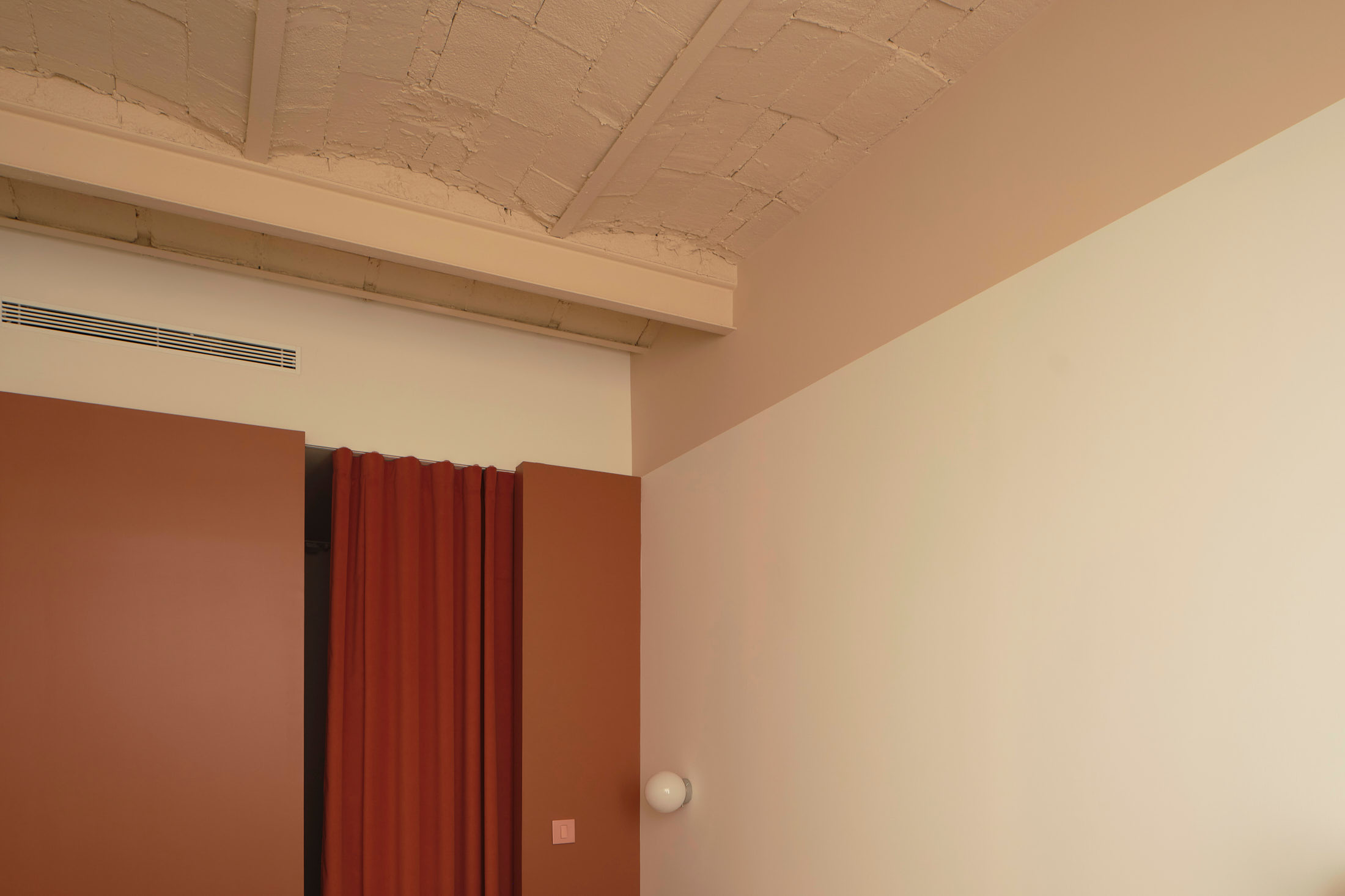 Viladomat Apartment in Barcelona by Colombo Architecture - detail of the bedroom volume and false ceiling line